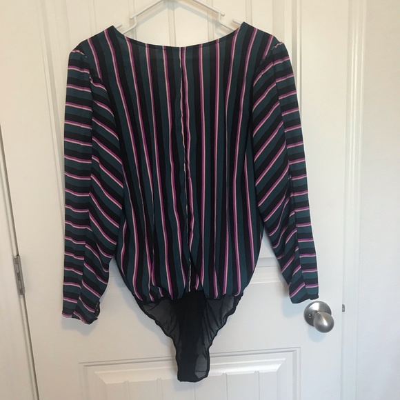 Plunging blouse w/option to close. 3/4 sleeve - Picture 5 of 5